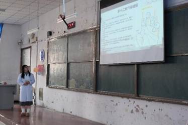 图片包含 室内, 建筑, 男人, 女人 AI 生成的内容可能不正确。