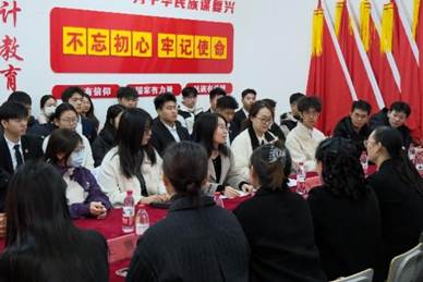 一群人正在听演讲 AI 生成的内容可能不正确。