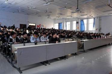 许多人在餐厅里 AI 生成的内容可能不正确。