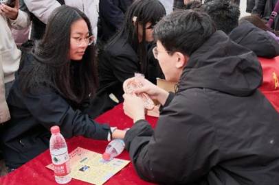 图片包含 人, 桌子, 女人, 蛋糕 AI 生成的内容可能不正确。